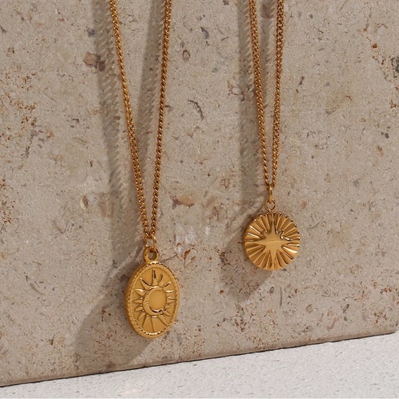 NEW 18K GOLD OVAL PENDANT MOON SUN STAR NECKLACE, NICE NECKLACE, CUTE NECKLACE - Picture 3 of 7